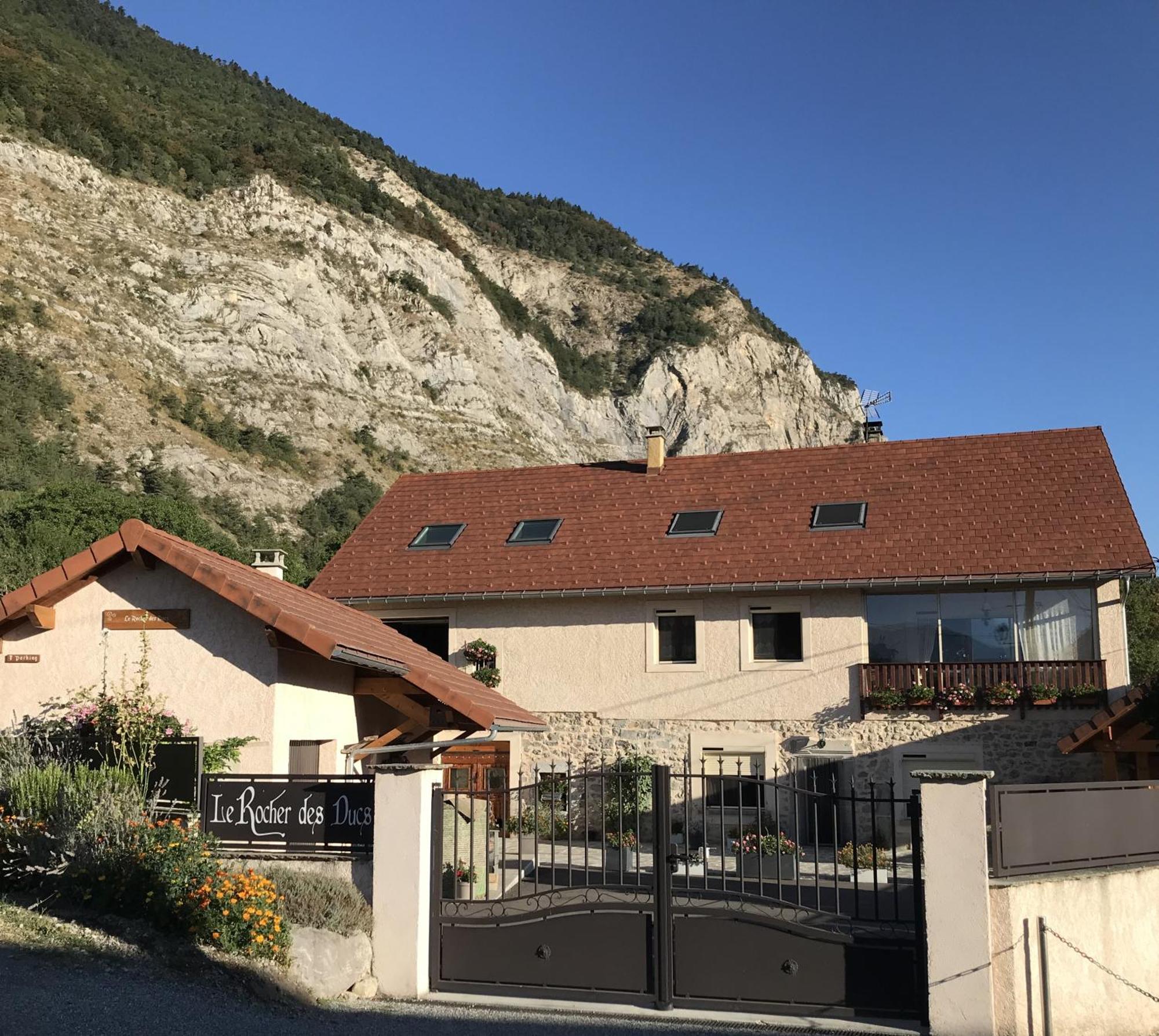 Le Rocher Des Ducs, Vue Sur Montagne, Abris Voitures Et Motos Le Glaizil Exteriör bild